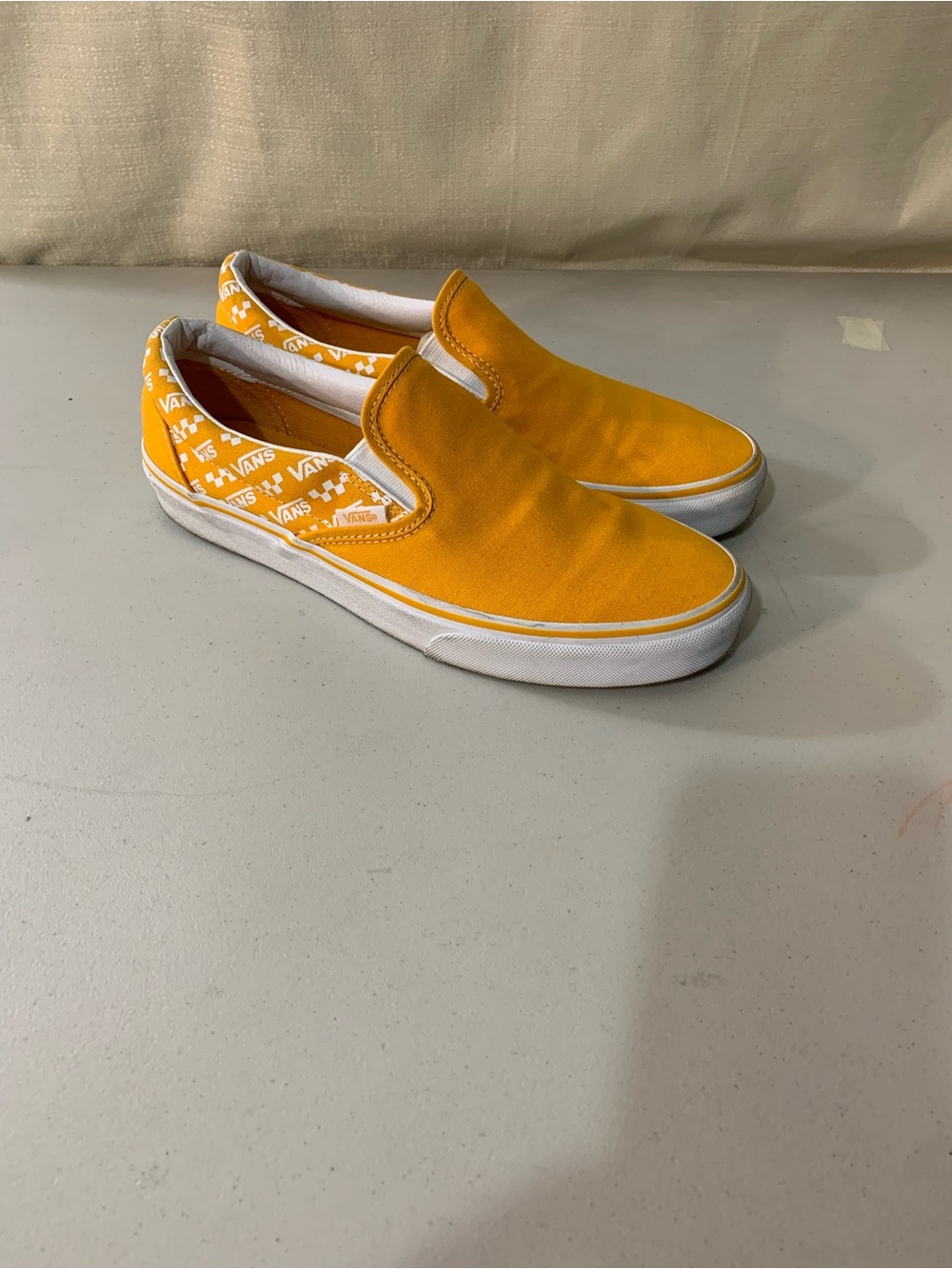 Vans mens Slip-On Sneakers in Bright Yellow Canvas  b3/53